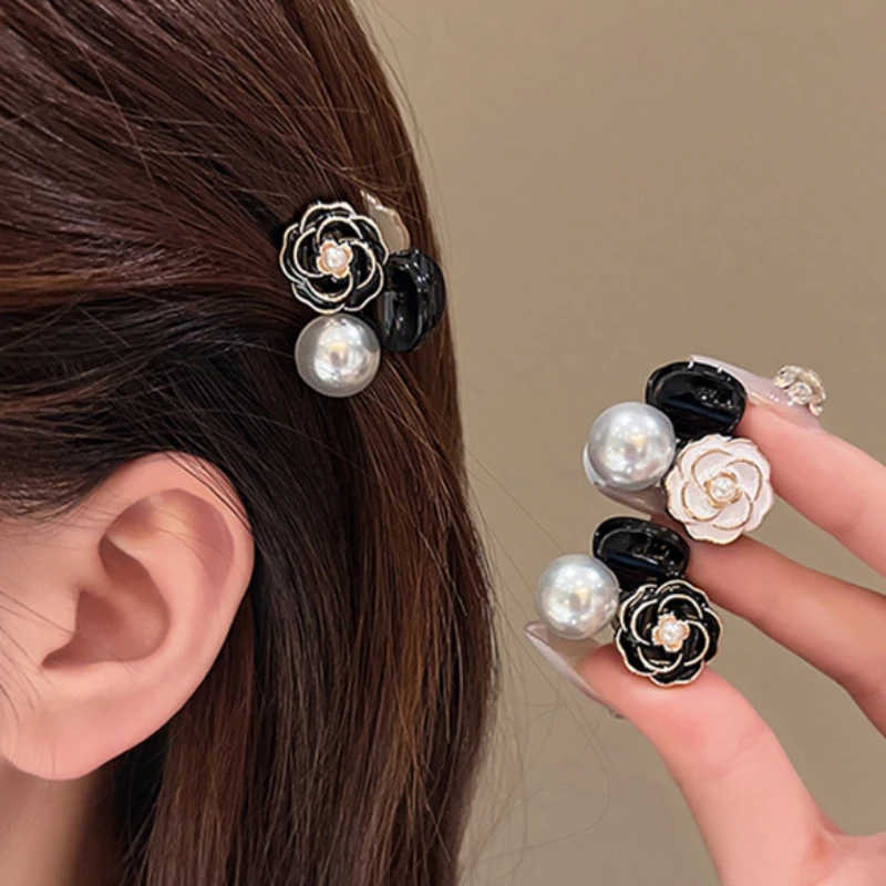 Mini pinzas para el pelo pequeñas, horquillas elegantes con perlas de imitación de flor de Camelia para mujeres y niñas, accesorios para el cabello