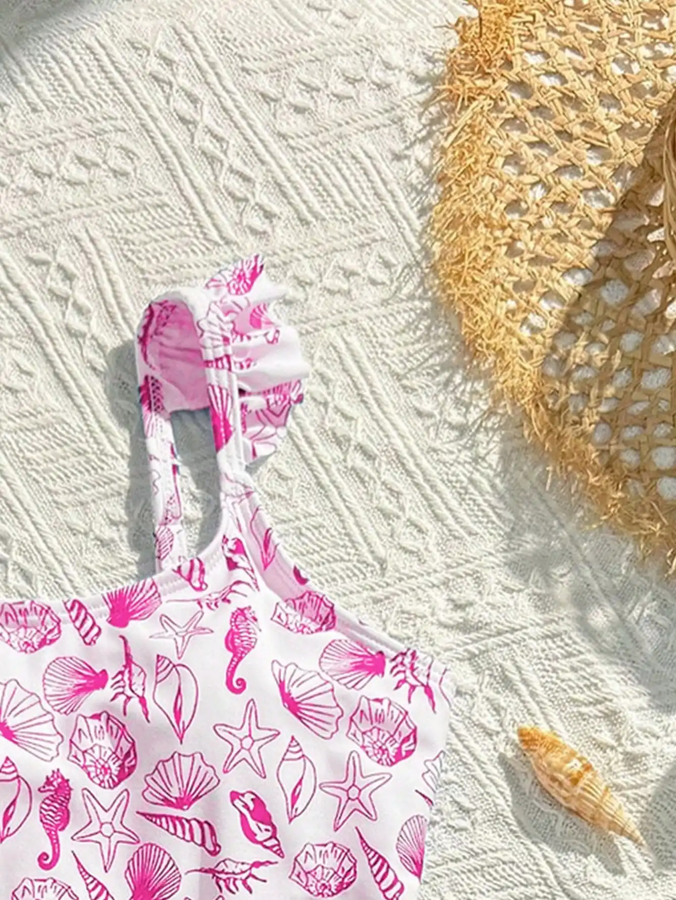 

Женский купальник из двух частей с розовым принтом в виде ракушек и оборками на бретелях для пляжного отдыха