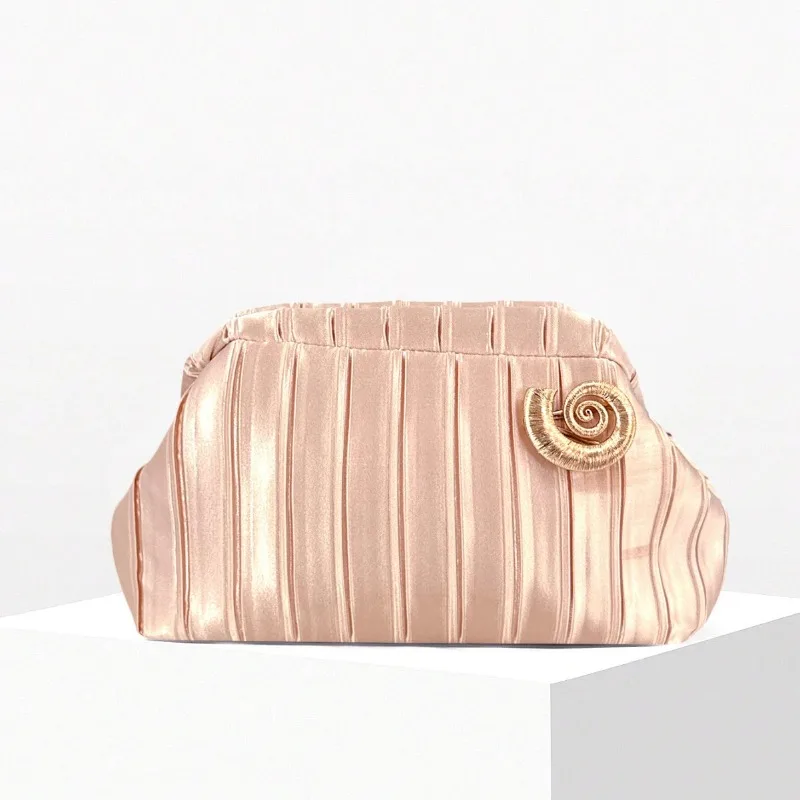 2026 Neues Design Rosa Plissierte Streifen-Clutch mit Muschel-Dekoration Damen-Mode-Geldbörse Trendige Strandtasche Party-Abendtasche