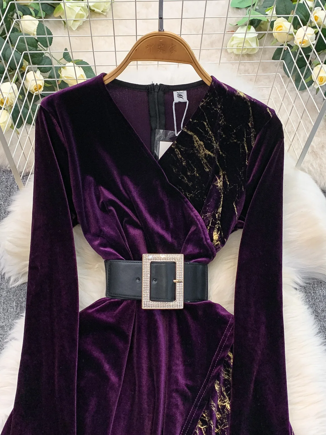 レトロエレガントなVネックベルベットドレス、ゴールド刺繍、アシンメトリーヘムライン、スリムハイウエスト、高級ロングスリーブ、ボールガウンドレス