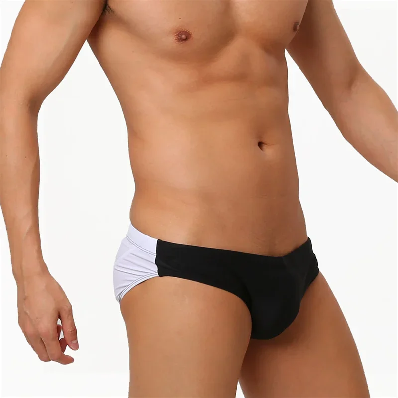 Costumi da bagno da uomo Slip piccoli attillati sexy Costume da bagno Semplice alla moda Nero Bianco con slip da spiaggia imbottito.