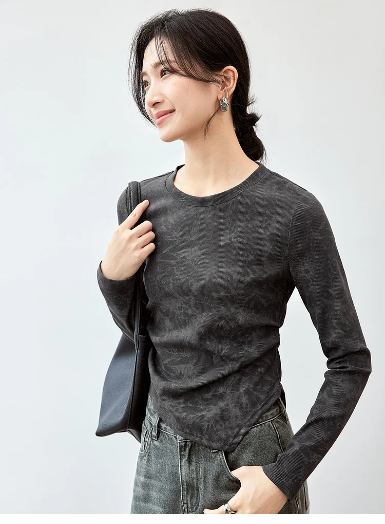 SENTUBILA Baumwoll-Druck-T-Shirt für Damen, Falten, unregelmäßiger Strick, Rundhalsausschnitt, lange Ärmel, einfache Crop-Tops, Frühjahr 2026, 151T58434 – Detail 2