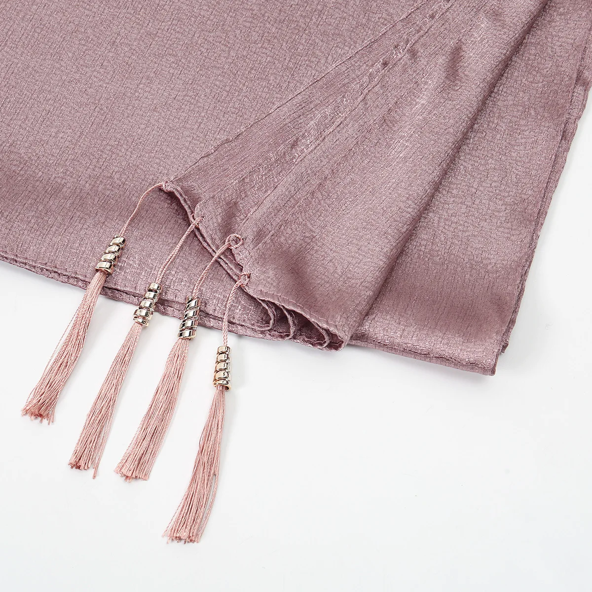 

Новый атласный длинный шарф с бахромой для женщин: комфортный, дышащий, с защитой от солнца, головной платок, шаль, мусульманский хиджаб, бандана, повязка на голову