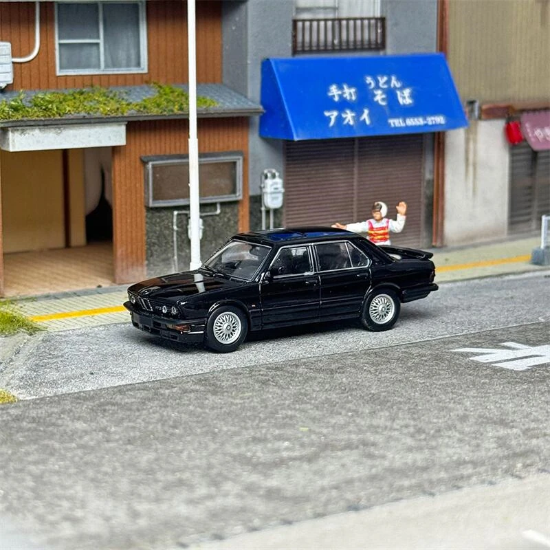 King Model 1:64 M5 E28 limited 999 Diecast Model Car