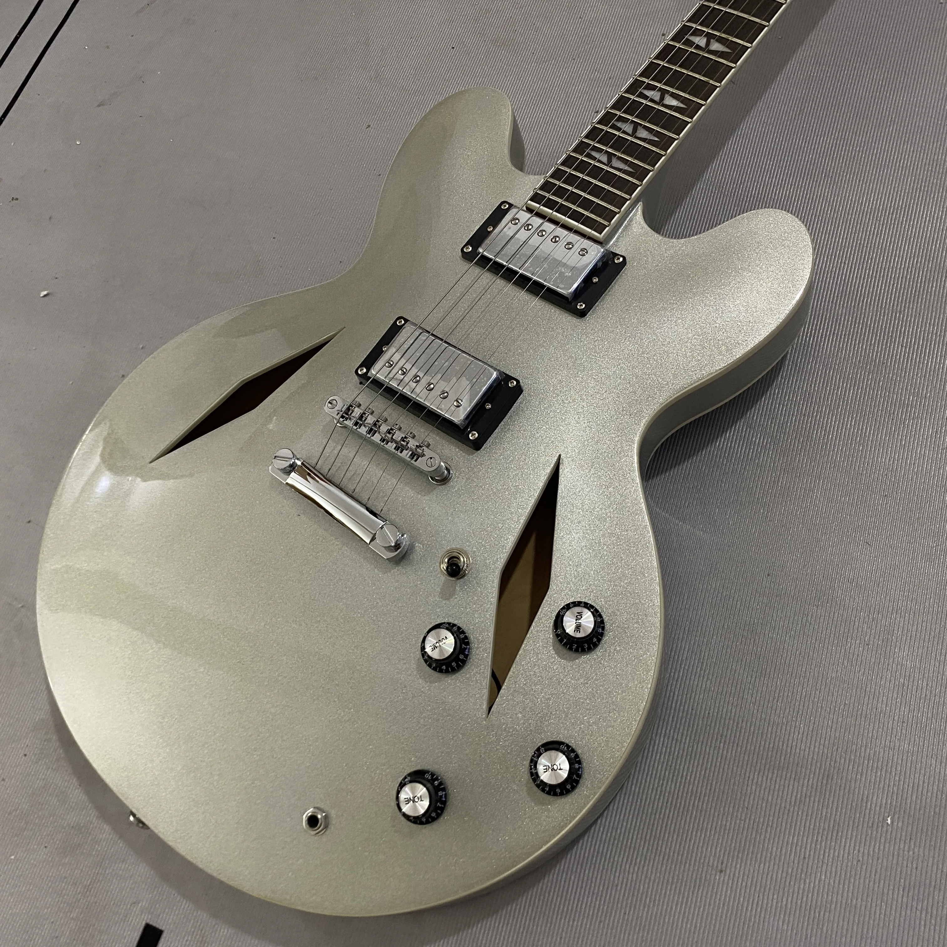 Guitarra eléctrica, medio hueca, herrajes cromados, cuerpo de arce, pastillas HH, diapasón de palisandro, 22 trastes