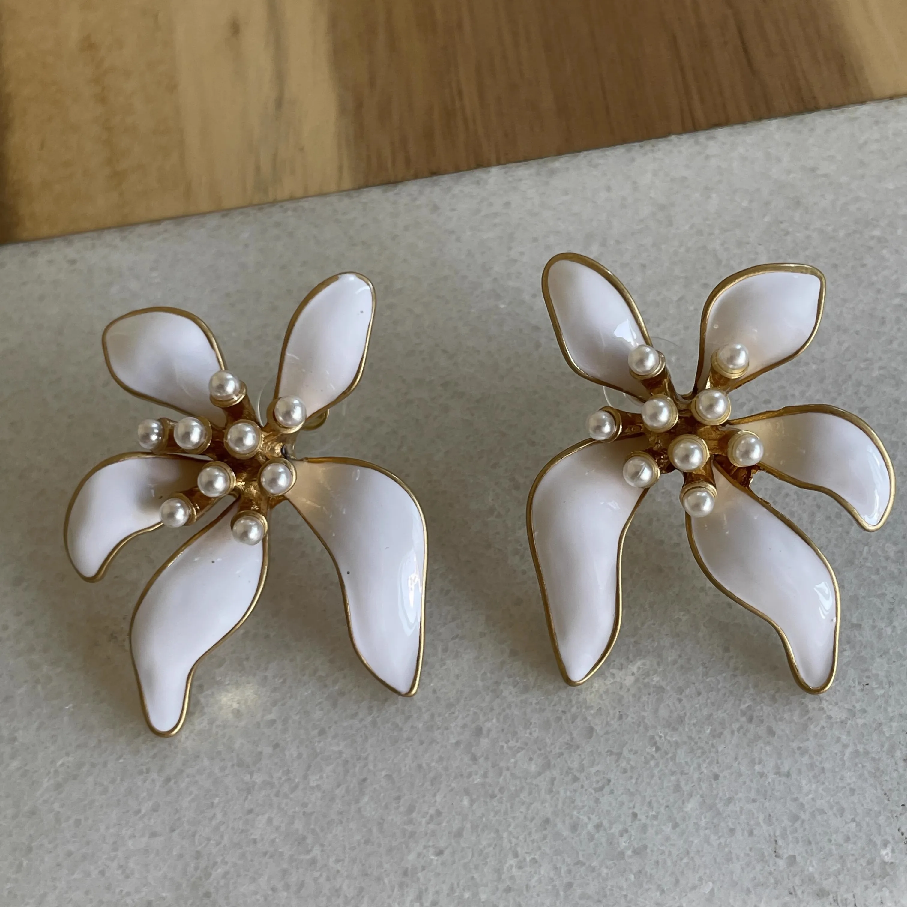 Vintage Metal Flowers White Drops Glaze Enamel Earrings for Women European American Style Personality Holiday Jewelry Gifts