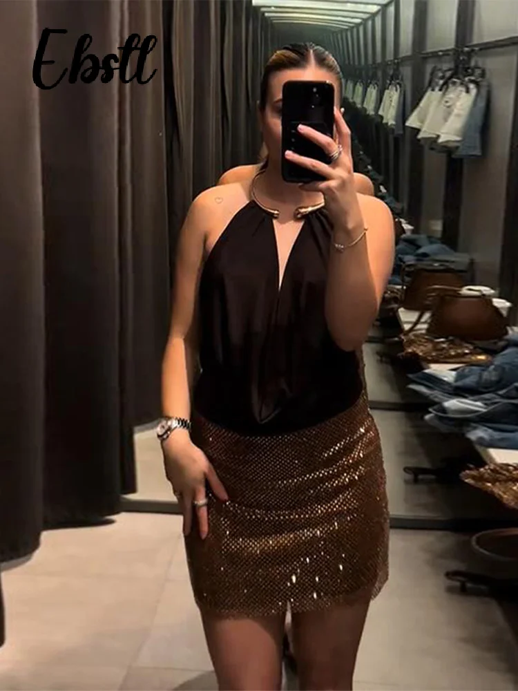 بدلة قفز نسائية مثيرة ذات رسن معدني عميق على شكل حرف v بدلة قصيرة بدون أكمام عالية الشارع موضة صيف 2025 ملابس نوادي ضيقة جديدة للسيدات