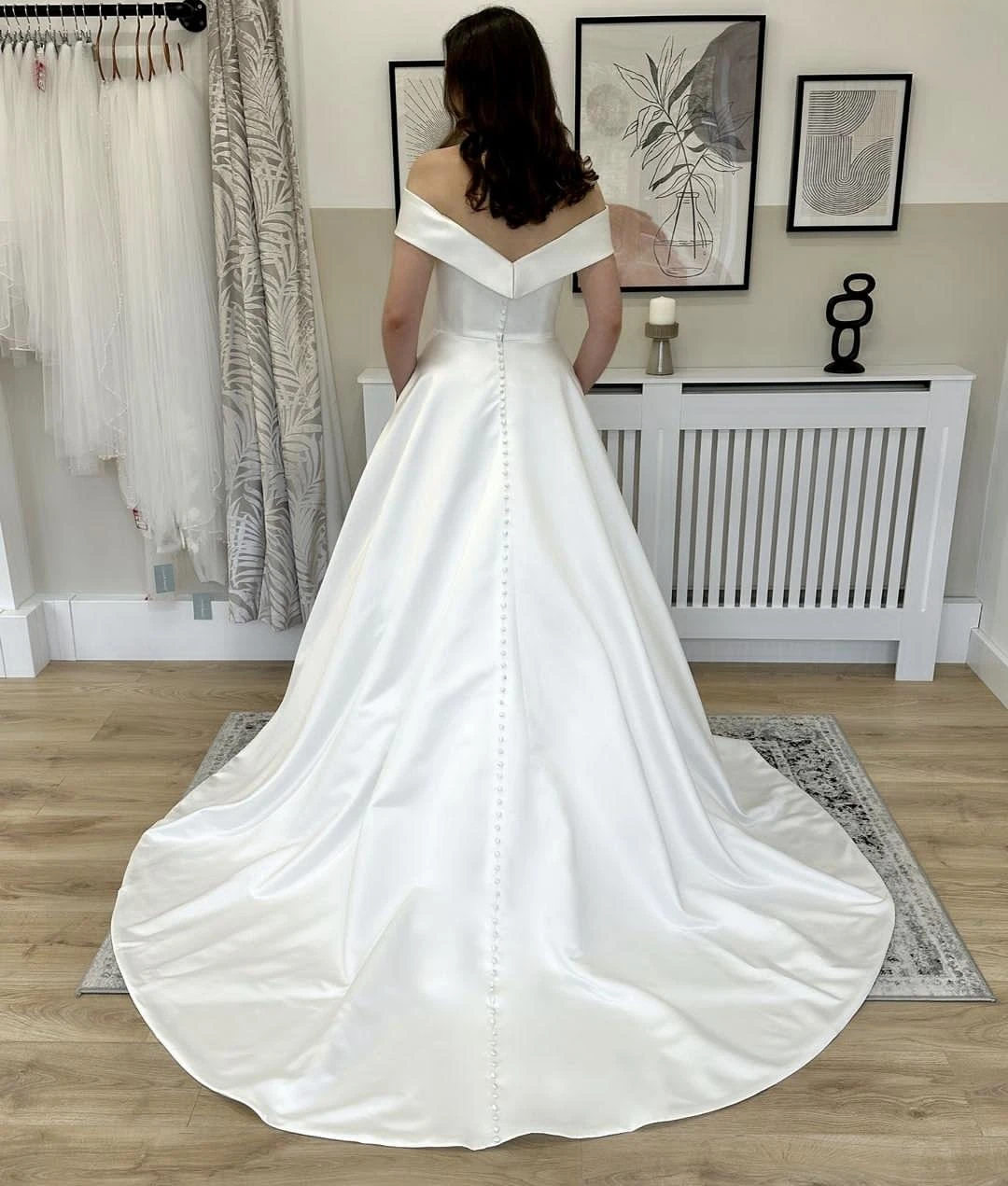 Abito da sposa semplice per donna personalizza per misurare eleganti abiti da sposa in raso con tasca corte Train Off The Shoulder 2024