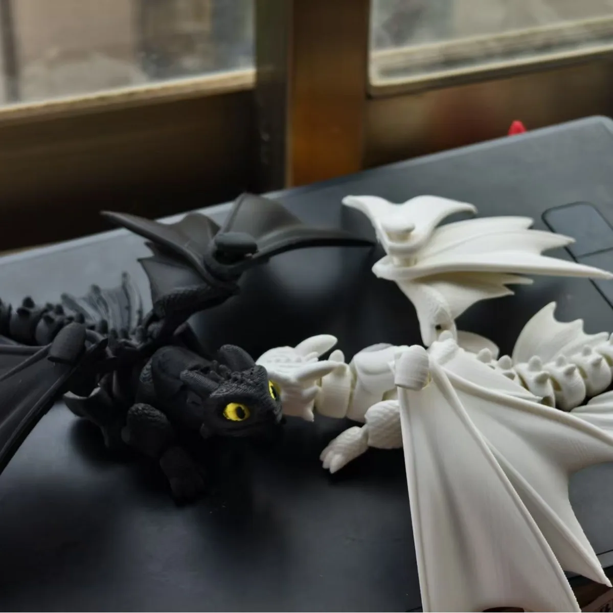 Comment dresser votre dragon - Figurine de dragon imprimée en 3D, blanche et noire, articulations mobiles, ailes extensibles, jouet créatif