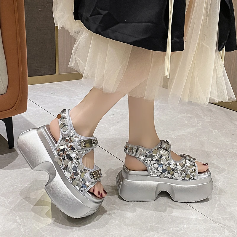 Letnie damskie masywne sandaลy Bling skรณrzane wysoka podeszwa adidasy oddychajฤ
ce buty zwykลe kapcie kobieta 8CM obcasy trampki na koturnie