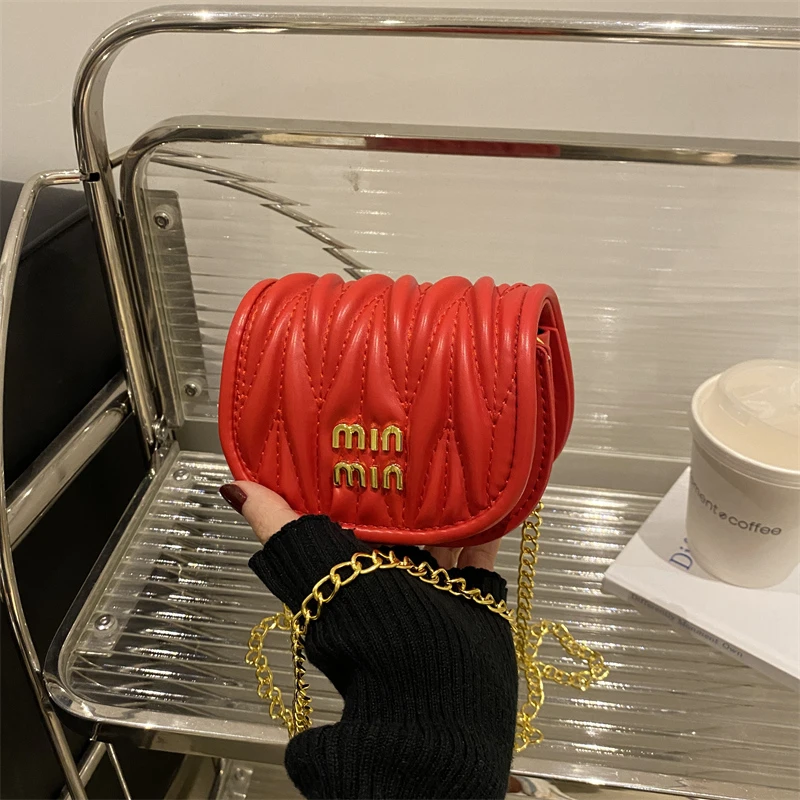 حقيبة كروس كاجوال بسيطة وبسيطة مع شعار حرف بلون سادة للنساء الركاب بتصميم عصري