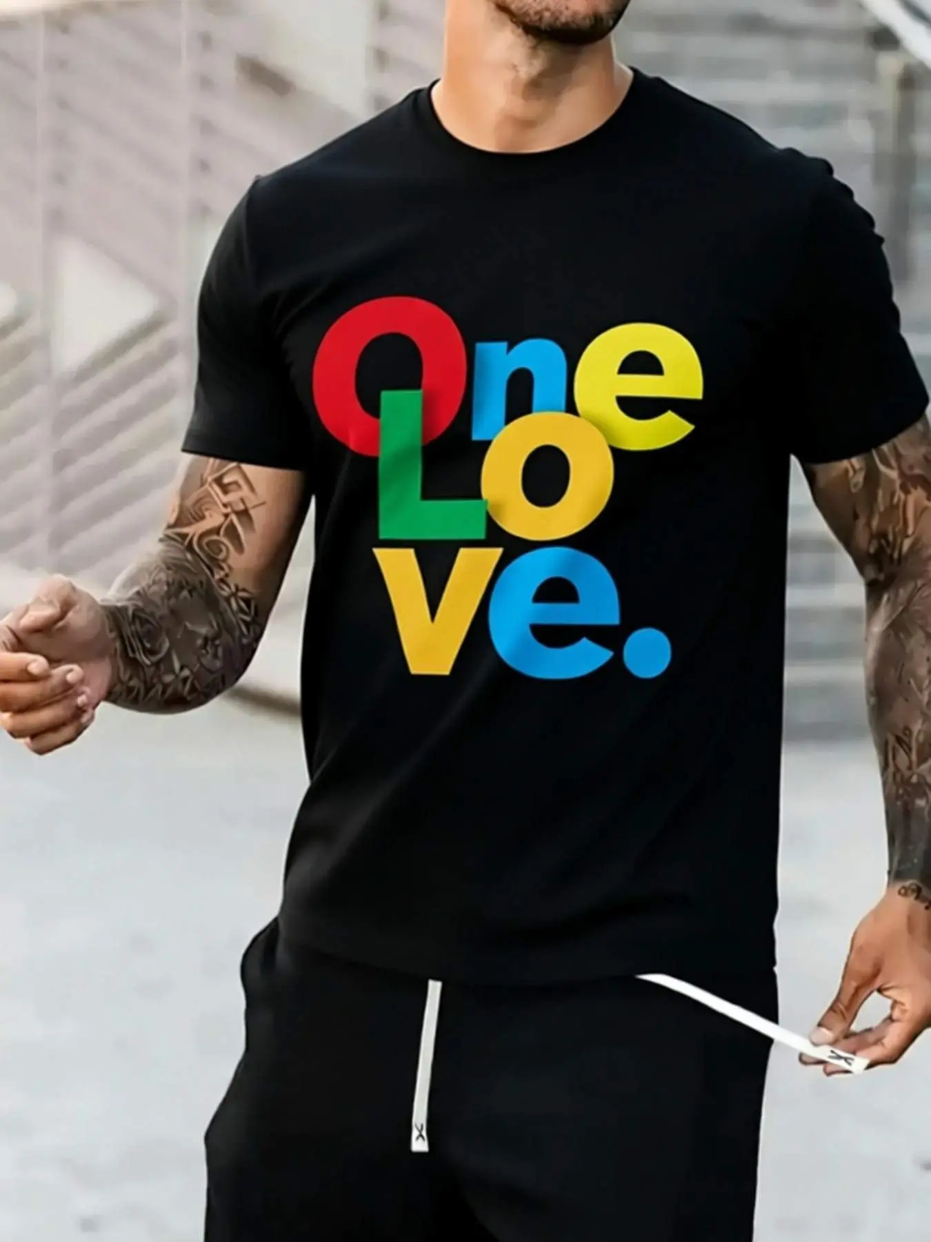 Camiseta con tipografía de arcoíris de Urban Street Style One Loves, con un llamativo diseño de letras coloridas, ropa informal para primavera y verano