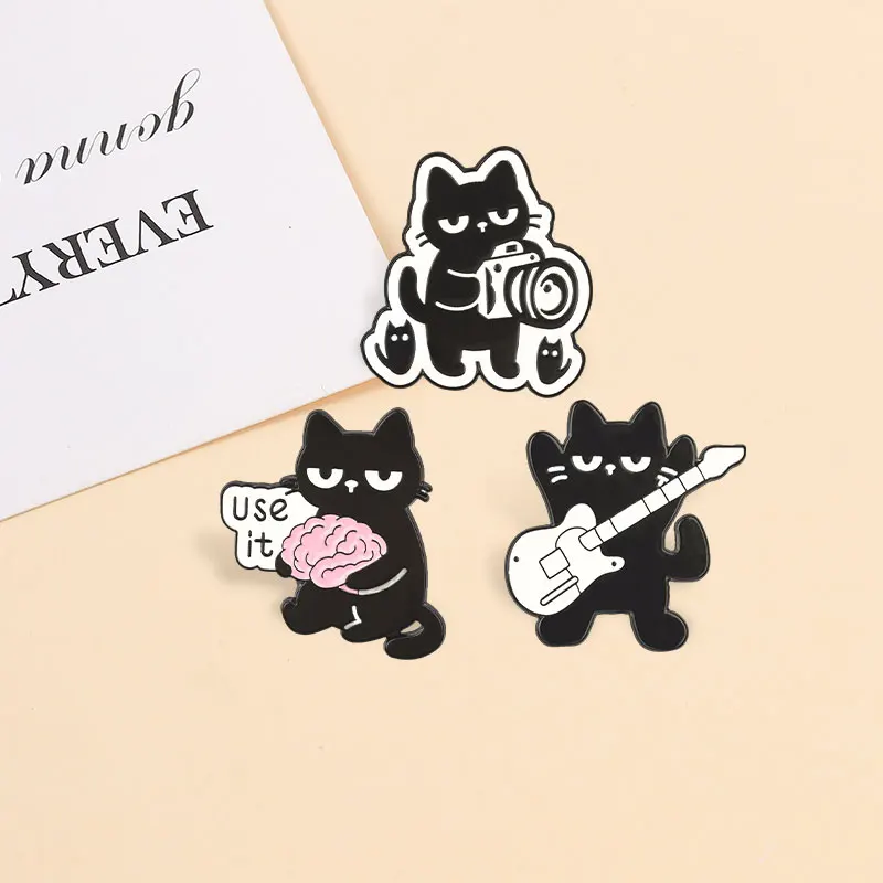 Niedliches schwarzes Katzen-Meme-Emaille-Pin-Set „Use It“ – Gehirn, Gitarre, Kamera, Katzen-Broschen, coole Tier-Anstecknadeln, Schmuckgeschenk für Freunde – Detail 5