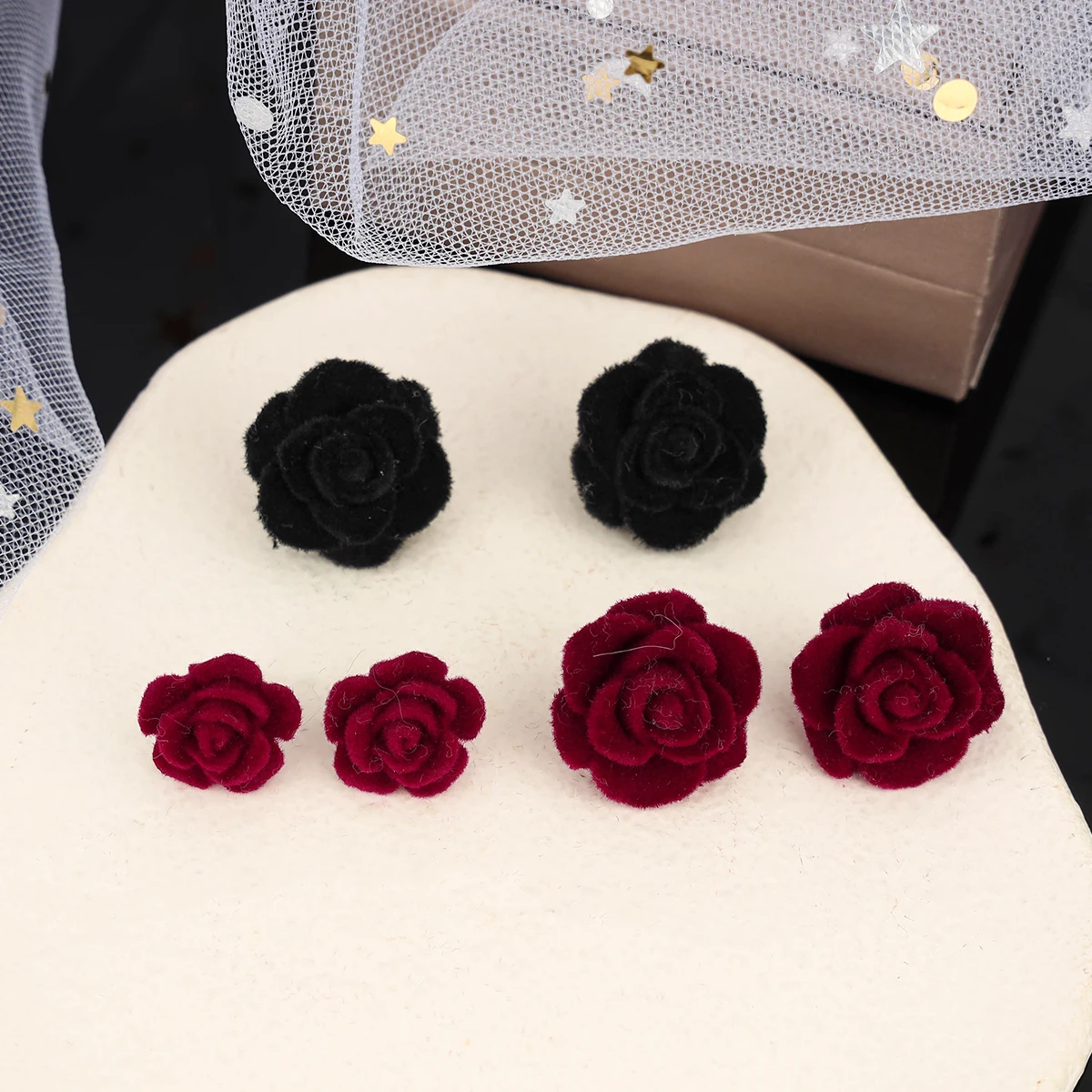 Fashionable, minimalist, and personalized red velvet flower earrings and earrings gift