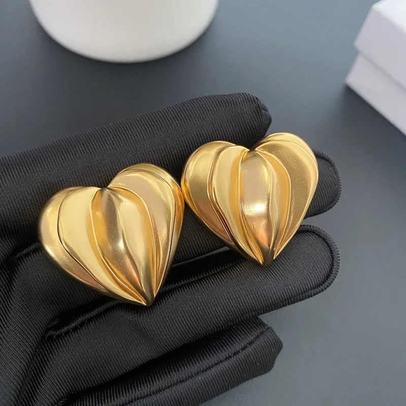 

New Special OfferFrench Style Mid-Ancient Gold Heart Shape Ear Clip European and American Entry Lux High-Grade Irregular Peach H