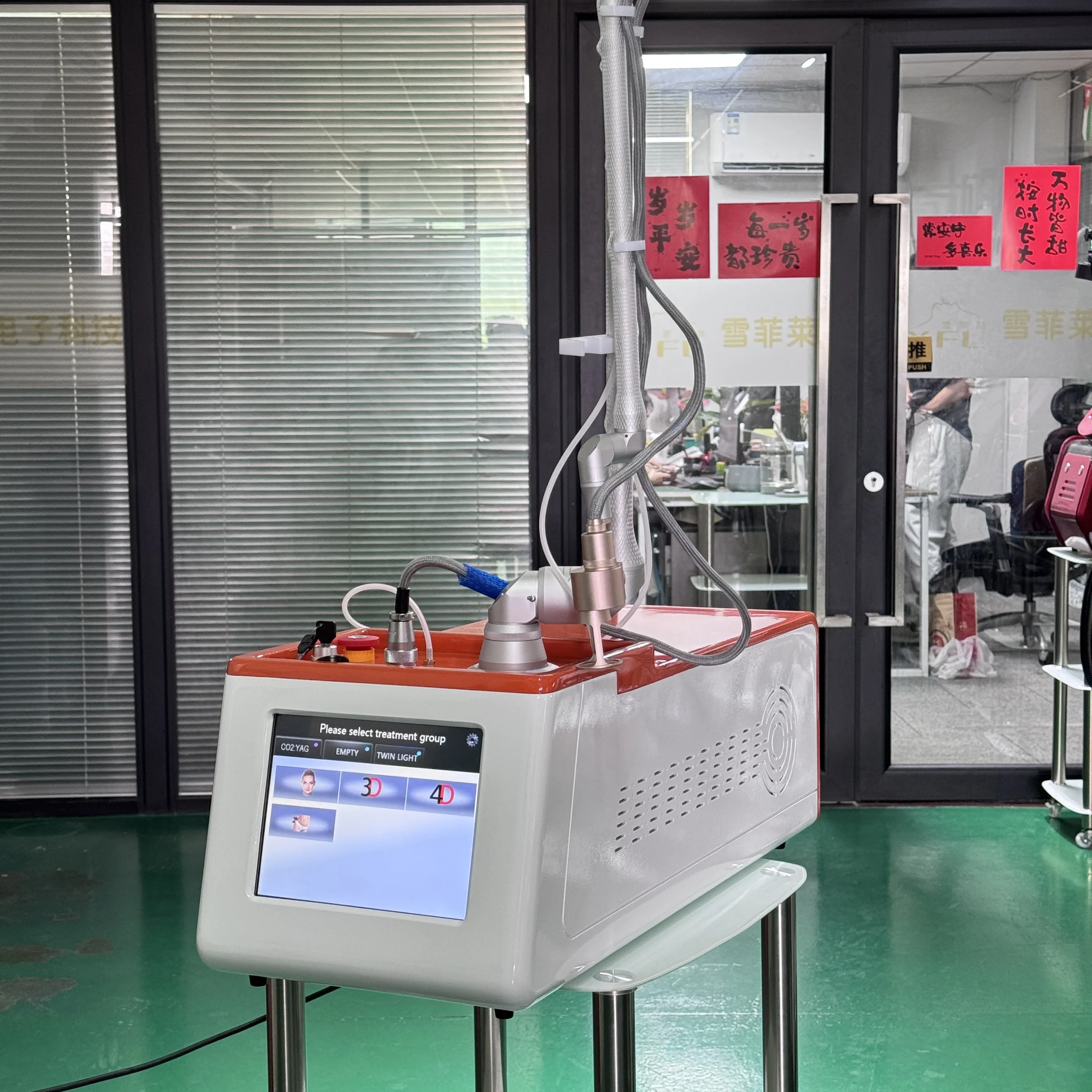 

Профессиональный усовершенствованный фракционный CO2-аппарат для подтяжки кожи 2026 года, медицинский класс, для лечения акне