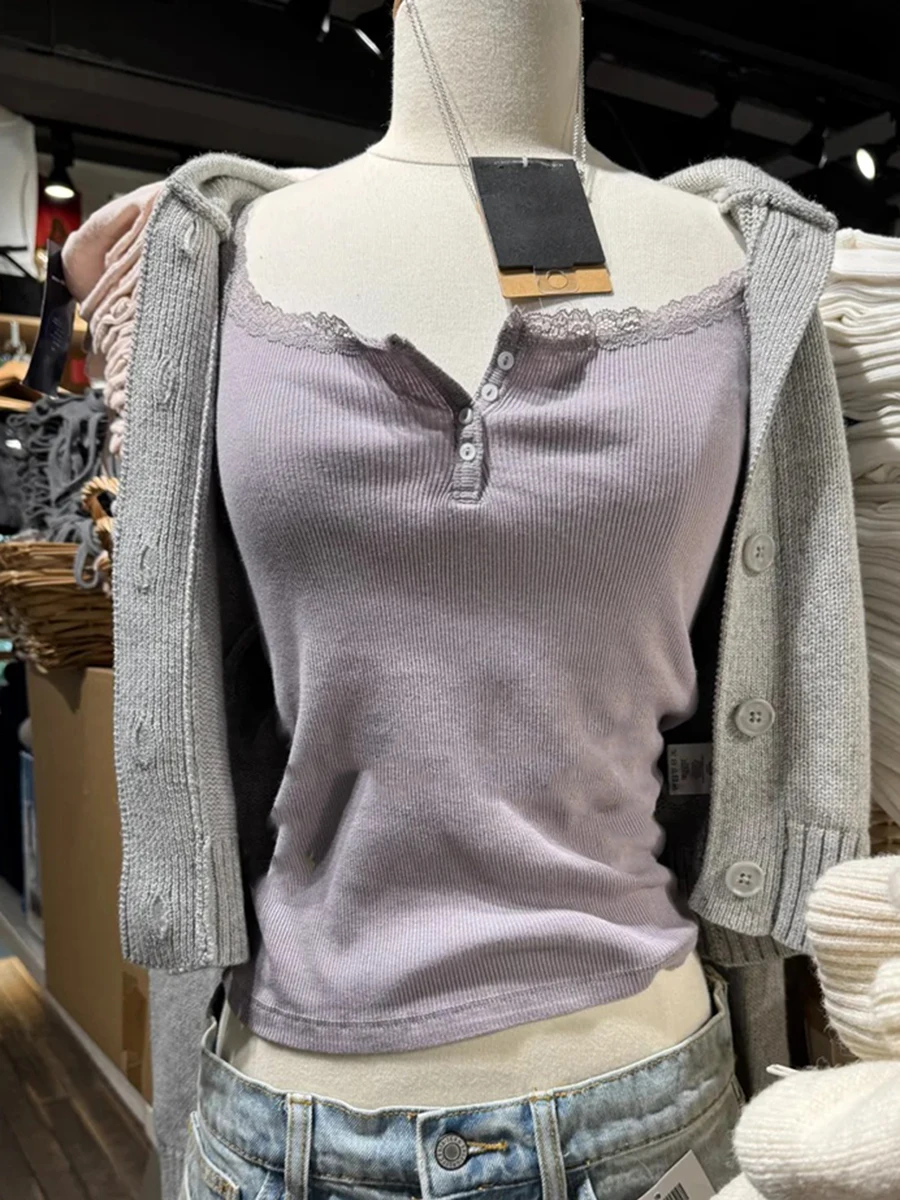 Camiseta sin mangas acanalada con ribete de encaje púrpura para mujer, novedad de verano, camisola básica ajustada de tres botones, Tops cortos sencillos e informales sin mangas Y2k