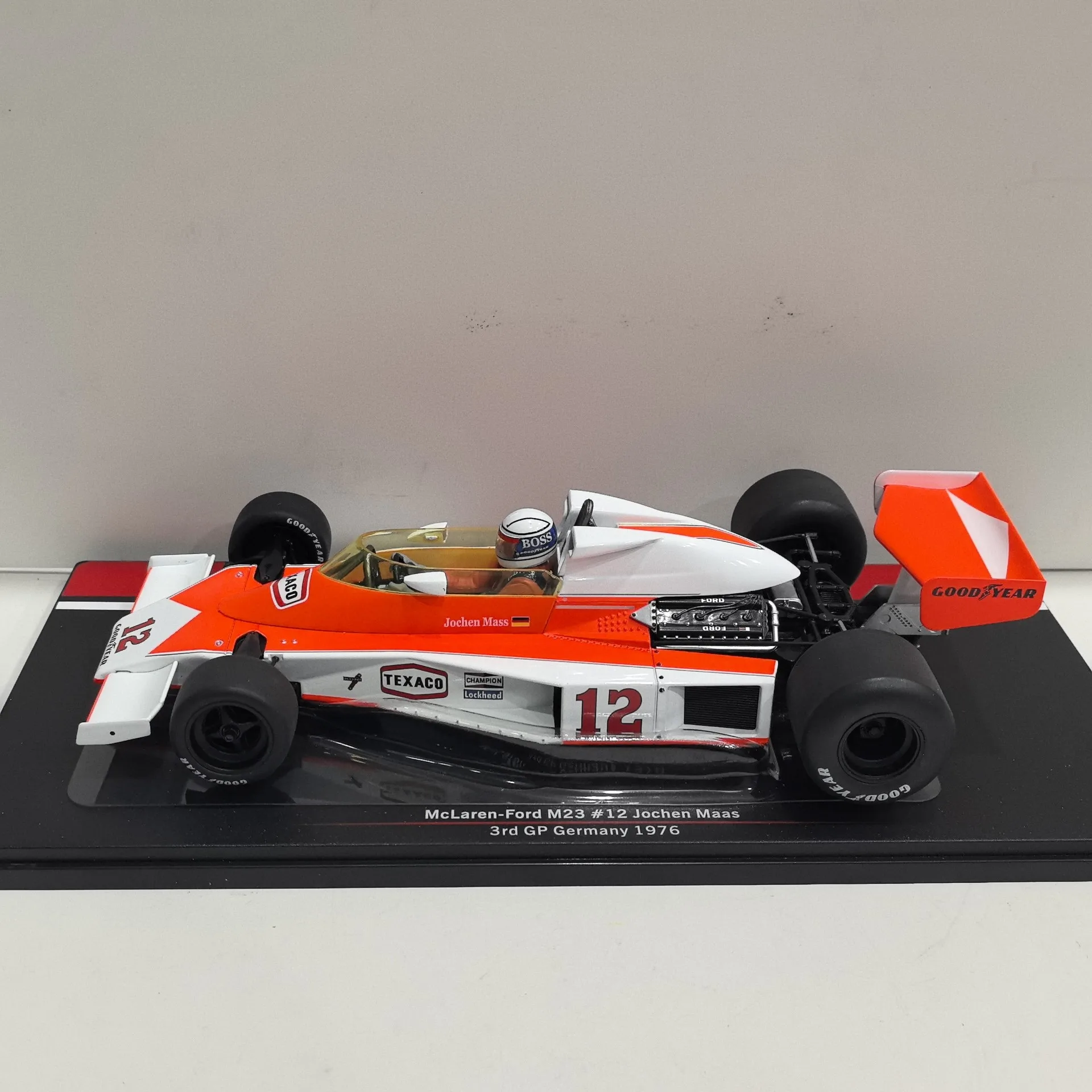 다이캐스트 MCG 1/18 Slcae 맥라렌 포드 M23 # 12 1976 F1 D3W5 맥라렌 포뮬러 자동차 합금 자동차 모델 소장 장난감 선물 기념품