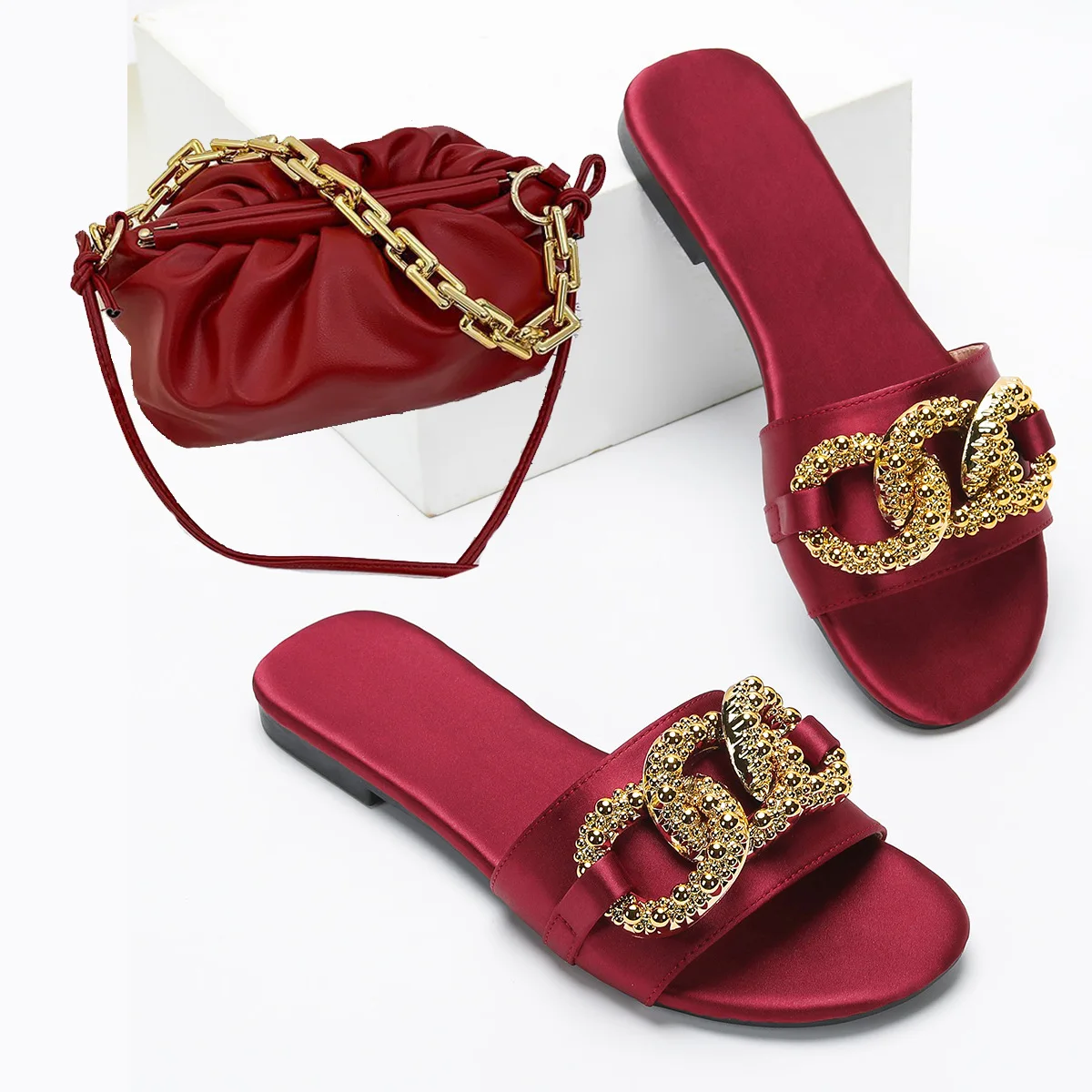 

Women's Summer Fashion Metal Thick Chain Slippers Comfortable Anti slip Beach Slippers Women's One Shoulder Underarm Bag Set