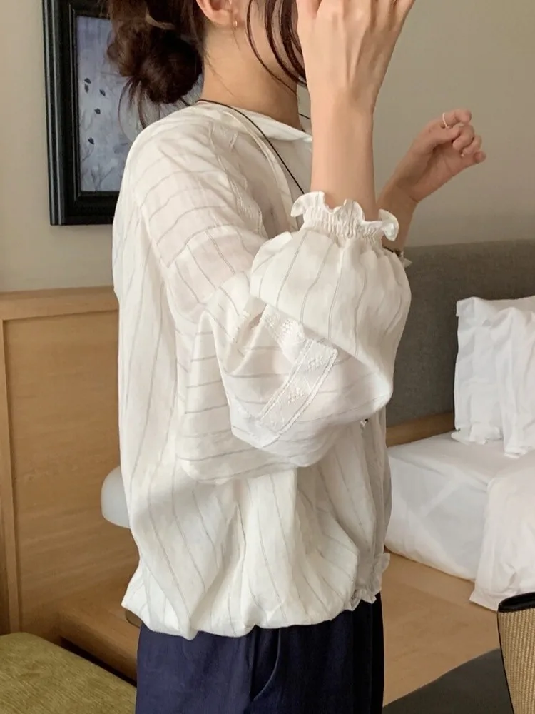 Koreańska moda, damska bluzka w paski z ochroną przeciwsłoneczną, letnia kolekcja 2025, unikalny design, zapinana na jeden guzik, z kapturem.