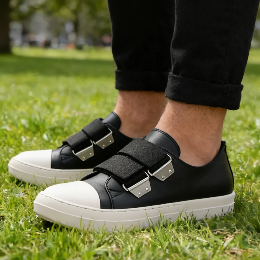 

Женские кроссовки на платформе с круглым носком 2026 года, черно-белые, с цветовыми блоками, повседневные туфли для женщин, с металлическим декором, на плоской подошве