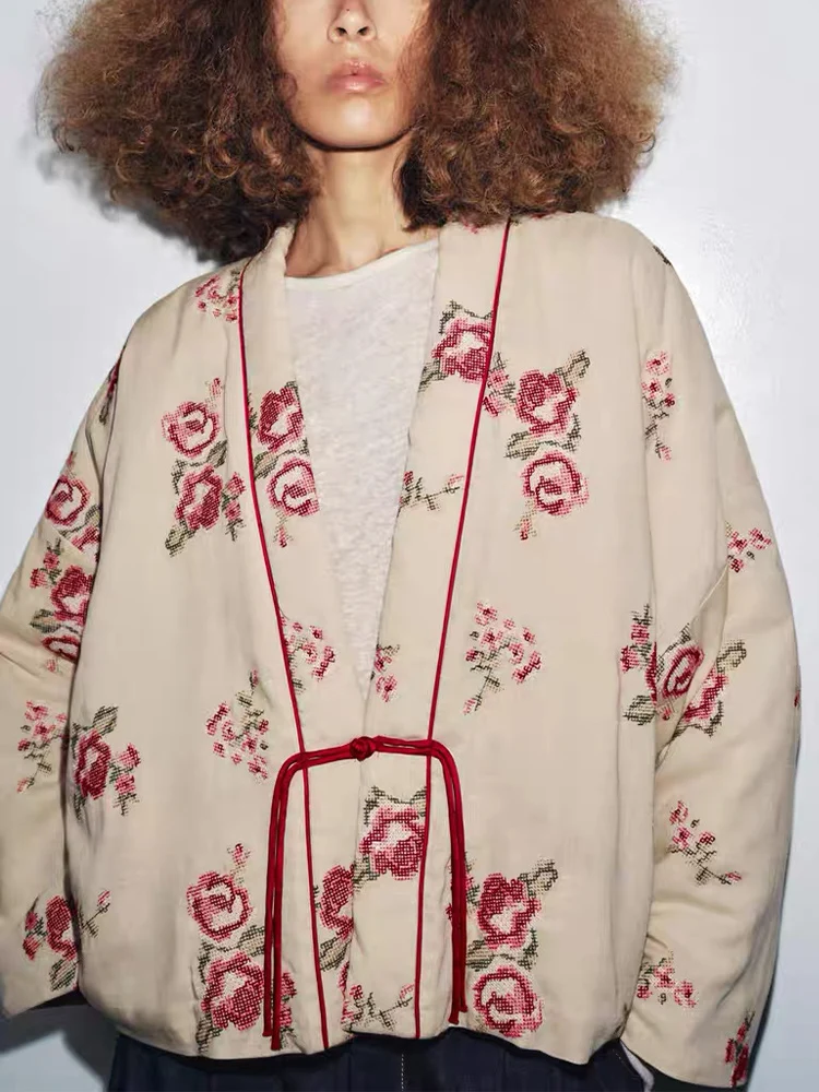 

Осенние новые поступления в европейском и американском стиле 2025 года, женская свободная хлопковая куртка с v-образным вырезом и длинными рукавами с цветочной вышивкой