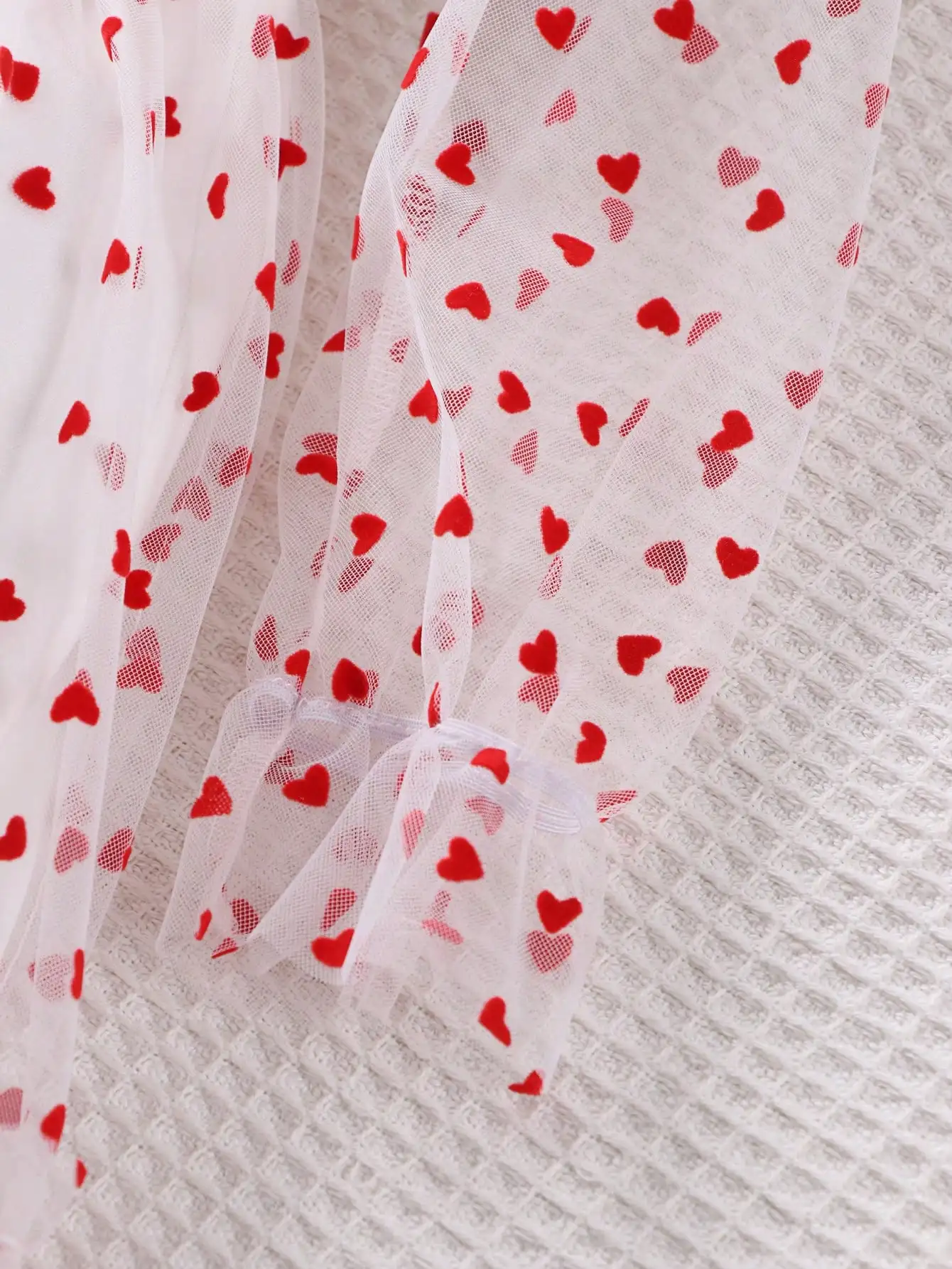 Lässiges, elegantes und bequemes zweilagiges langärmeliges Faltenrockkleid für Kinder mit Trompetenmuster. – Detail 9