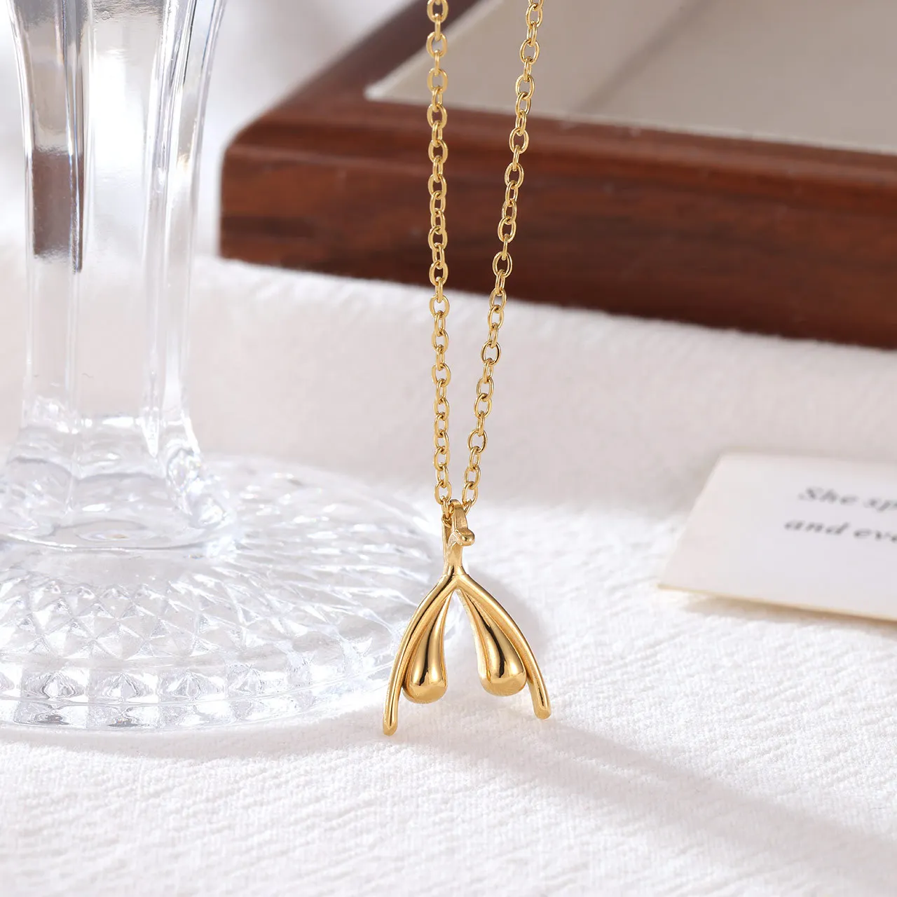 Hypoallergenic Fish Tail Pendant Necklace for Girl's Gift 18k PVD Plated Stainless Steel Golden Chic Lovey Jewelry Accessories