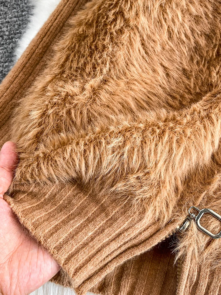เสื้อคาร์ดิแกนถักไหมพรมผู้หญิง สีน้ำตาล แต่งขนเฟอร์เทียมแบบฟ็อกซ์ ซิป คอตั้ง ทรงเข้ารูป รุ่น CG023