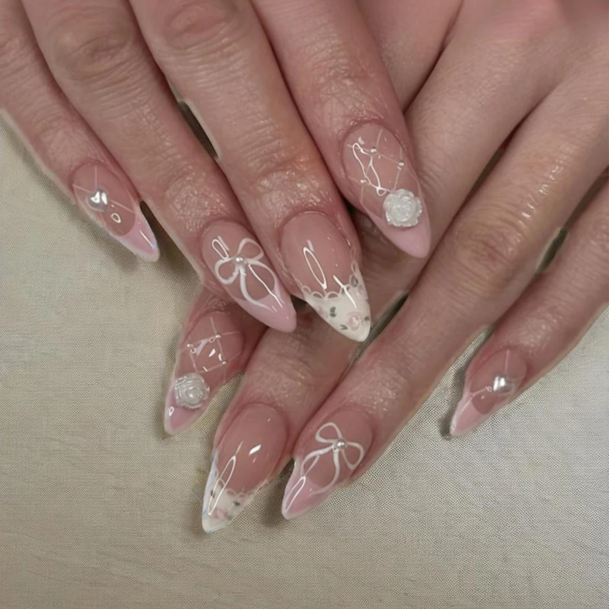 

24 sparkling red wearable nails, fake nail patterns, pressed nails, and a full set of wearable fake nails.