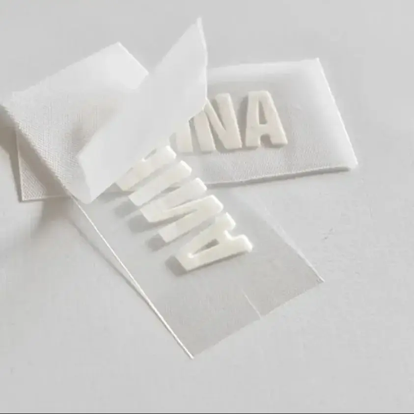 Maßgefertigte Marken-Etiketten aus Schaumstoff, Klare Geprägte Kleidungsaufkleber, Silikon-Logo-Wärmeübertragungsetiketten für Kleidung – Detail 1