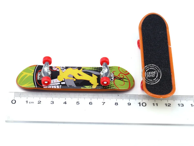 Nieuwe 1 Set Plastic Mini Finger Skating Board Tafelspel Speelgoed Kids Skateboard Kinderen Vinger Toets Scooter Skate