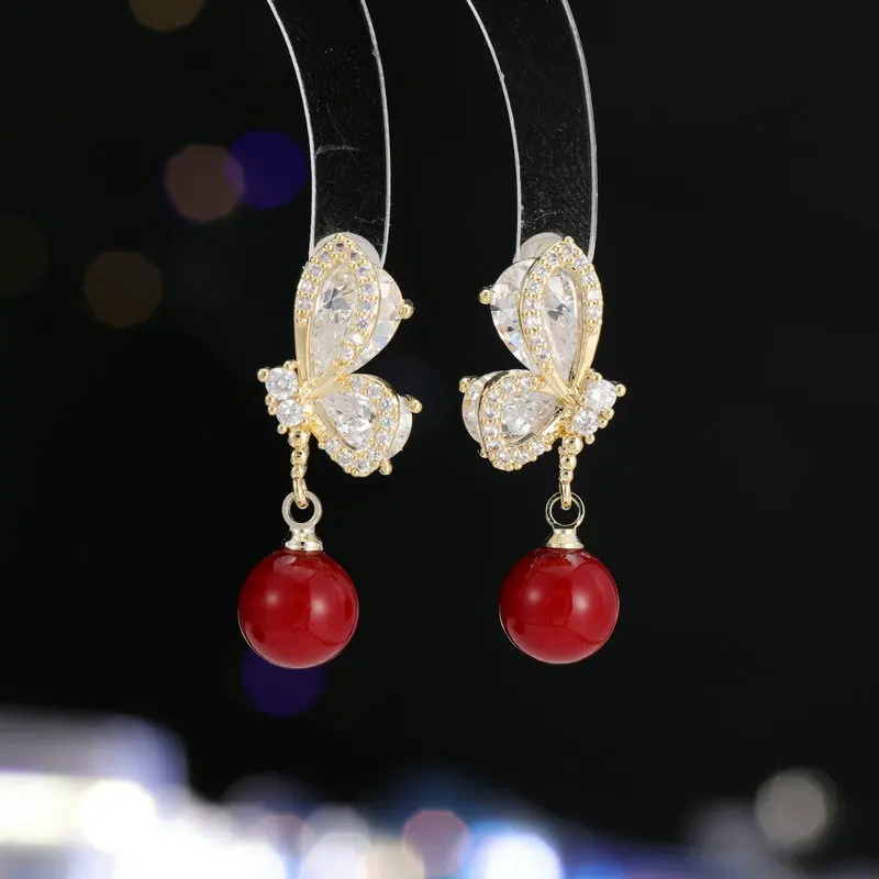 أقراط أنيقة وفريدة من نوعها تشبه الجنية للغاية: مجموعة زركون فائقة الوميض مع أقراط فراشة من اللؤلؤ الأحمر الرقيق والصغير