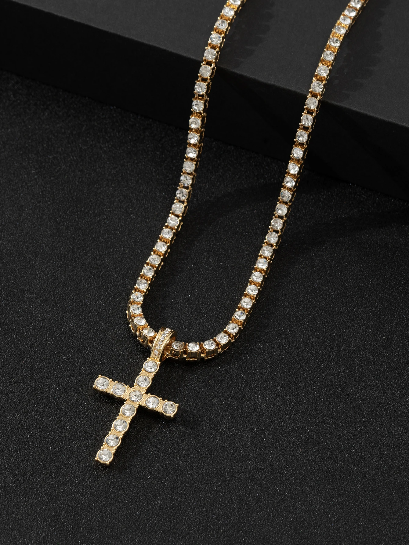 A cross pendant necklace in hip-hop punk style, a men's and women's necklace, a gift for family members to wear at events, festi