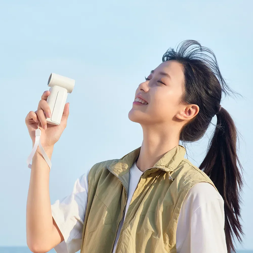 2025 جديد عالي السرعة مروحة كهربائية محمولة USB قابلة للشحن 3 سرعات مروحة 4000mAh في الهواء الطلق مروحة يدوية مروحة صغيرة خالية من الشفرة