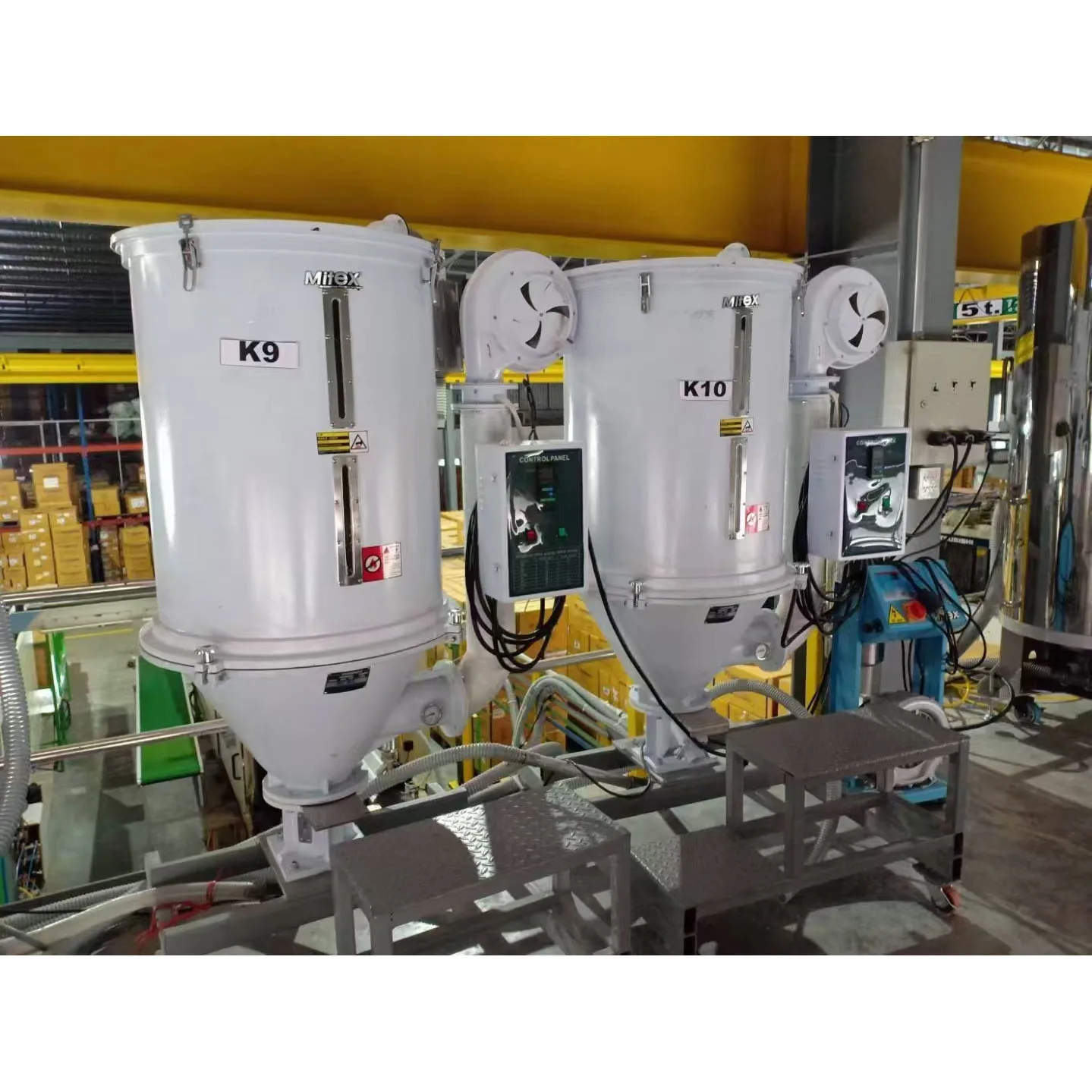 

12 KG-600 KG Capacity Hopper Dryer For Plastic Raw Material Flake Granules Easy To Install For Injection