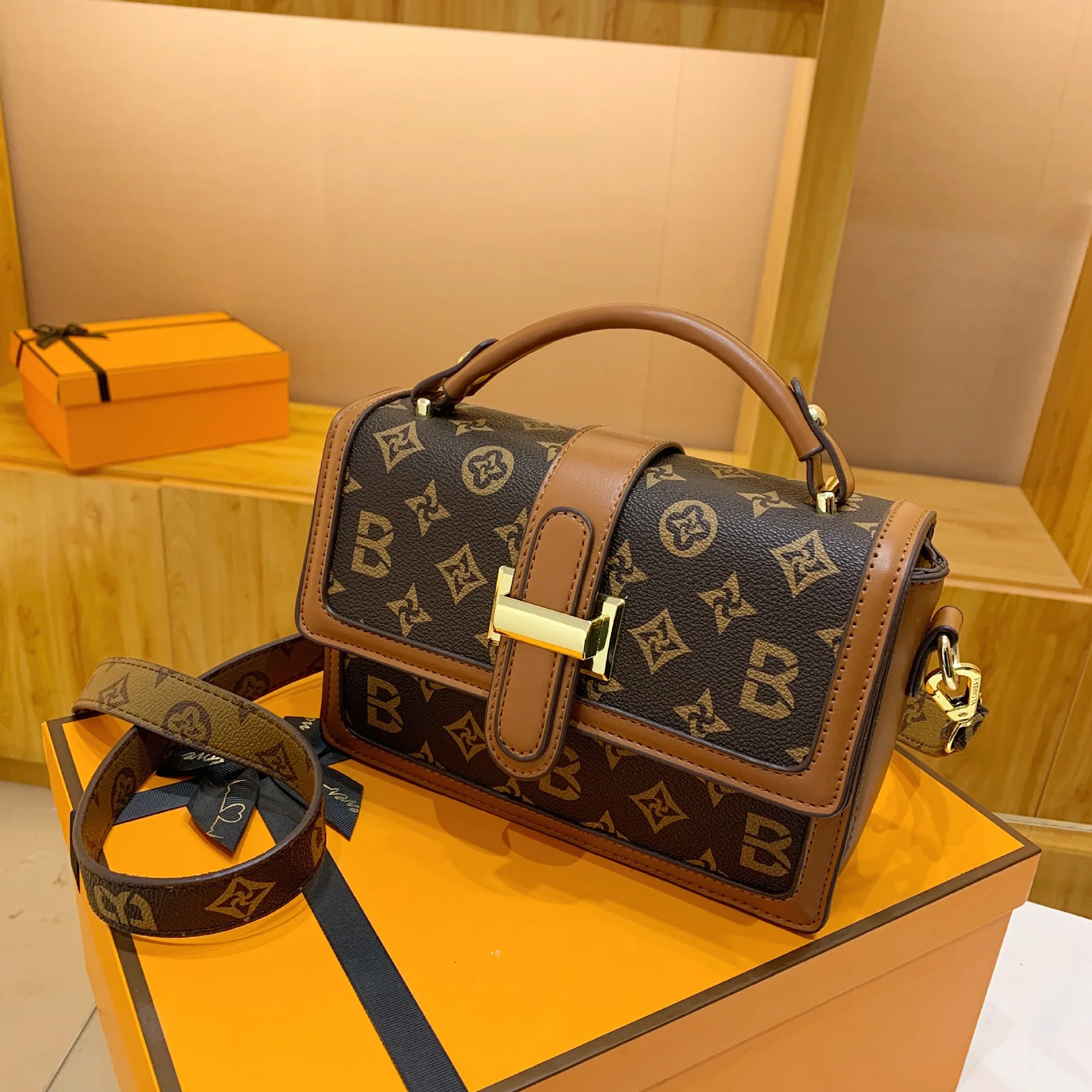 

Женская сумка NeoCyber Cube 2025 года — сумка-тоут с монограммой и технологическим ремешком с эффектом искусственного интеллекта