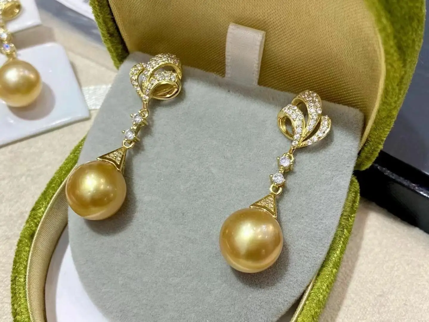 

Gorgeous 10-11mm South Sea Round Gold Pearl Dangle Earring 925s