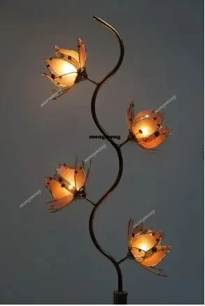 

Новинка: Напольный светильник для гостиной из металла с элегантной золотой отделкой, идеально подходит для внутреннего освещения и декора дома.