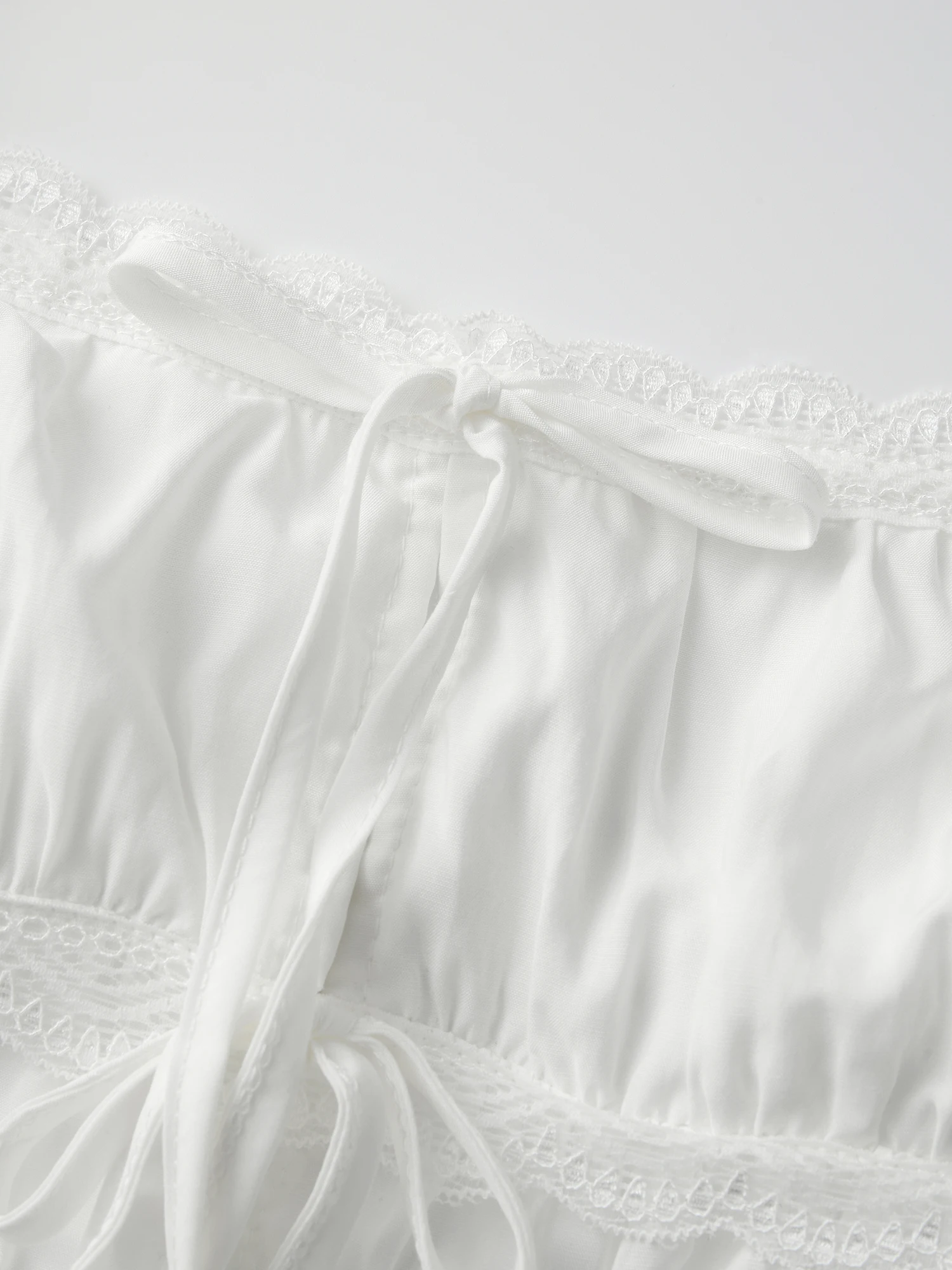 Długa sukienka damska bez ramiączek, elegancka, z kwiatowym wzorem, falbankami, bez rękawów, w stylu boho, idealna na letnie przyjęcie na plaży.