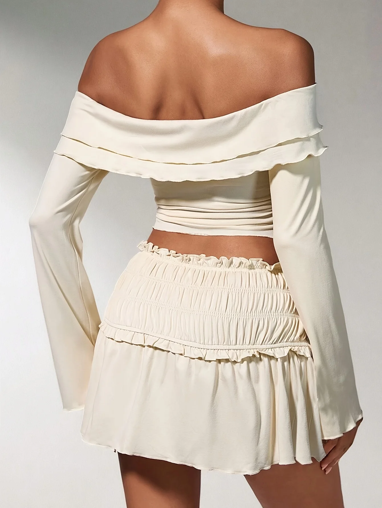 트렌디 베이지 오프숄더 러플 투피스 세트 - 여성용 긴팔 크롭탑 & 주름 미니스커트 파티룩