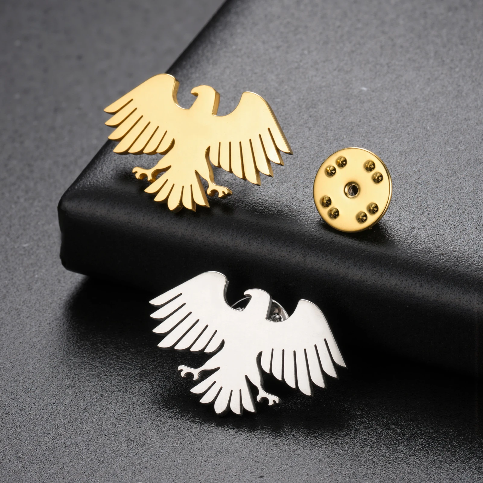 Teamer الذهب اللون النسر دبوس من الفولاذ المقاوم للصدأ بروش للنساء الرجال موضة مجوهرات بأشكال حيوانات هدية دعوى الملابس والاكسسوارات 2025 جديد