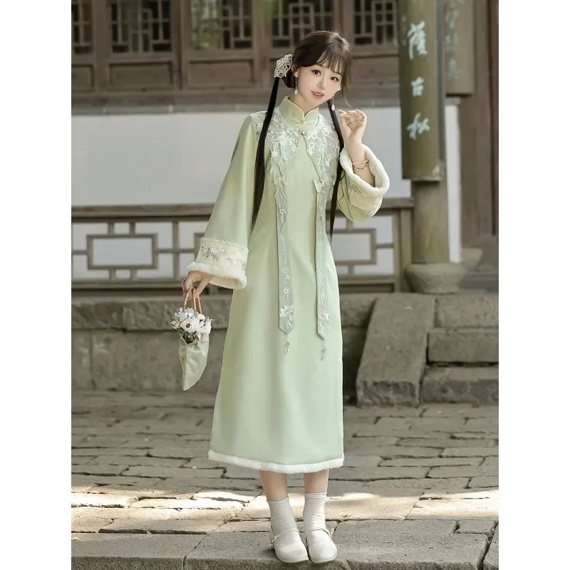 Vrouwen moderne cheongsam vlinder schouder accessoire groene opstaande kraag lange mouwen fluwelen geborduurde qipao Chinese jurk