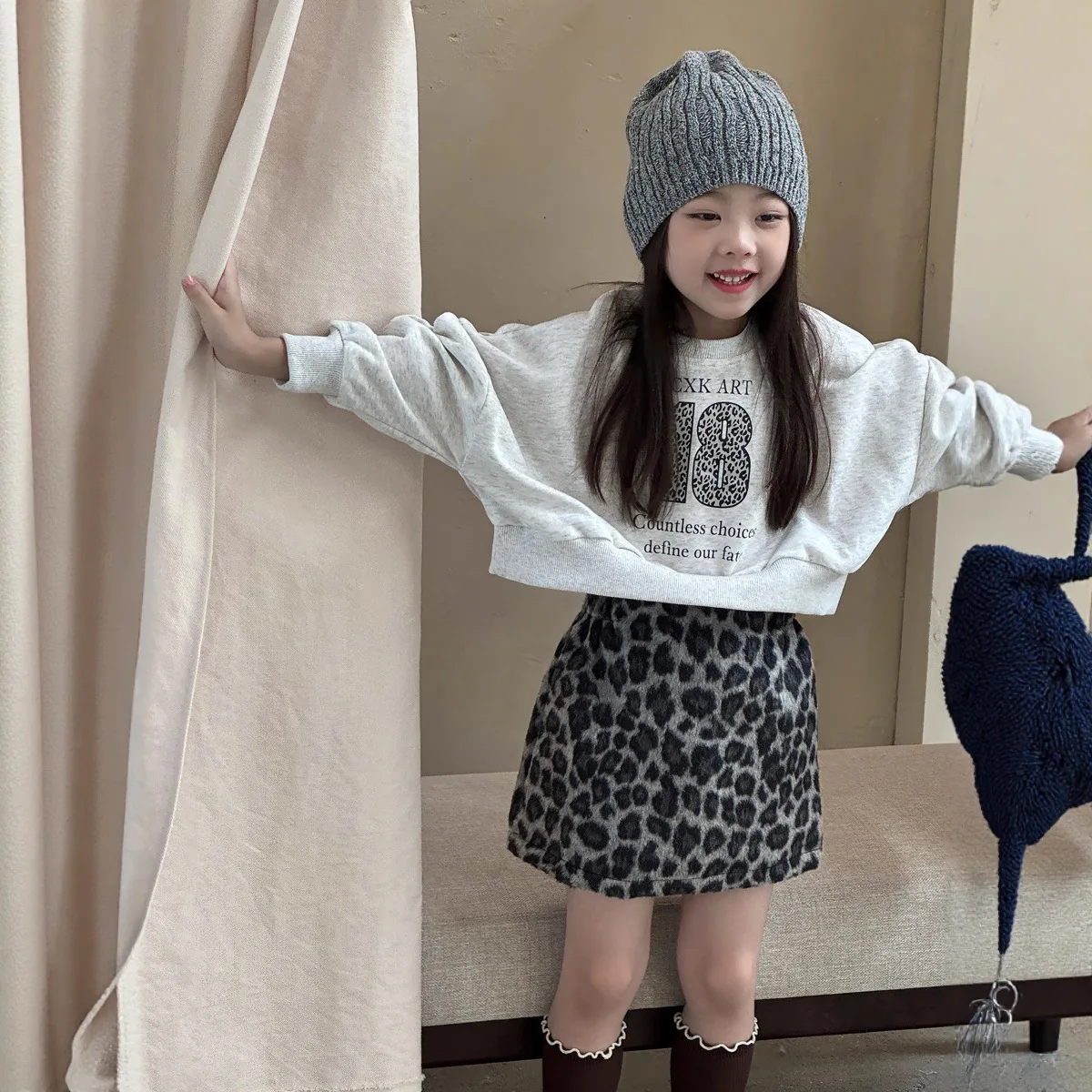 بلوزة قصيرة بأحرف ريترو للفتيات الصغيرات ملابس الفتيات الكورية ذات القلنسوة الرقمية الفضفاضة