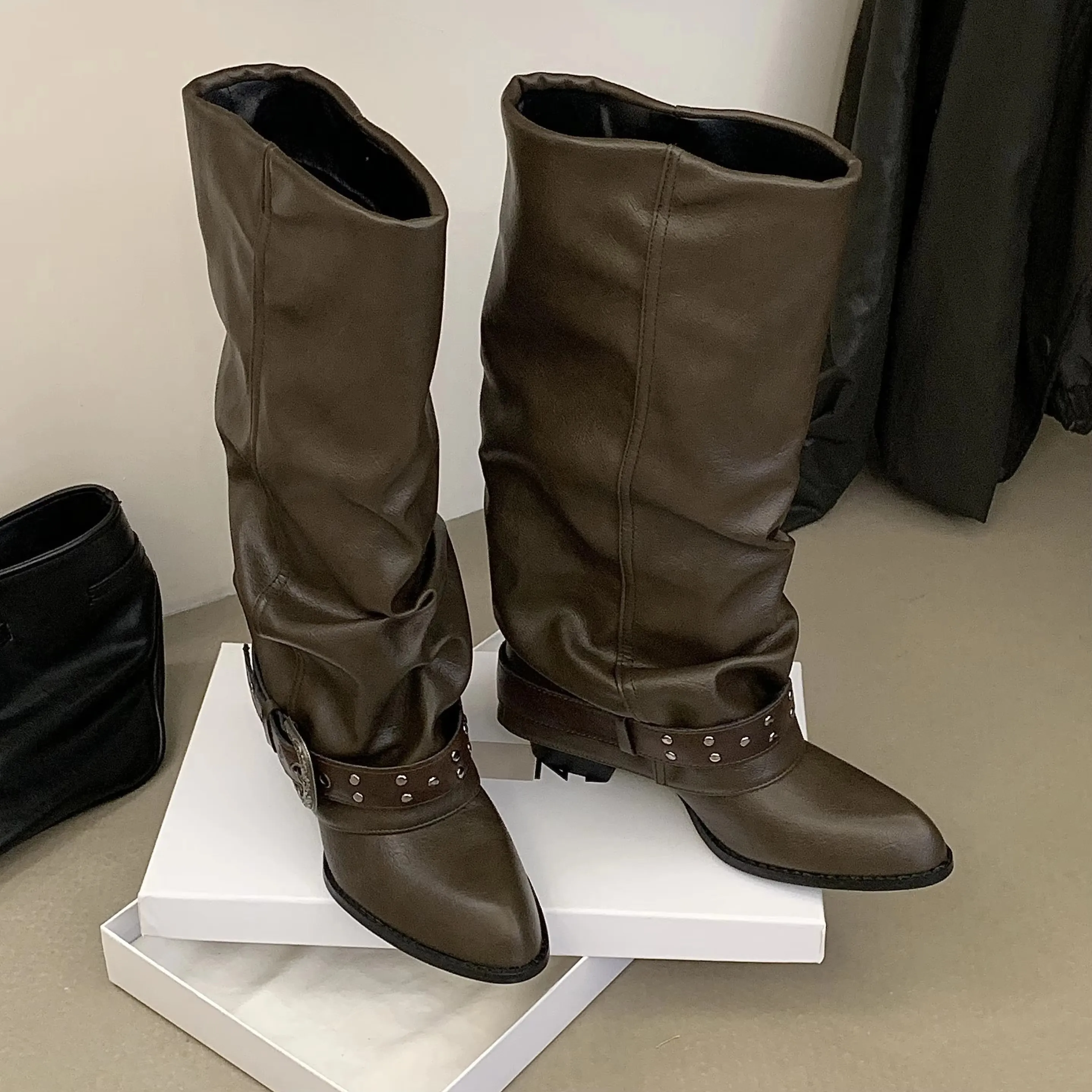 Punk-Style Belt Buckle Mid-Calf Boots for Women Square Heel Motorcycle Boots Pu Leather Pleated Boots Street Retro Riding Boots