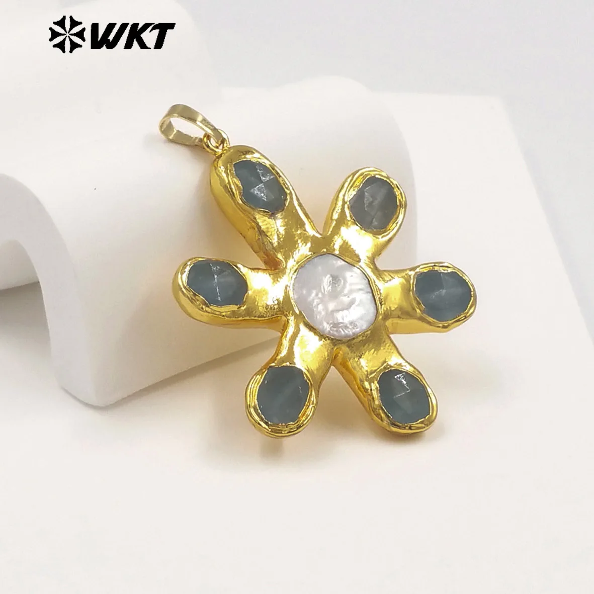 

WT-JP473 Wholesale Jewelry Pendants Findings Gemstone&Pearl Paved With 18k Gold Plated Flower Shape Necklace Accessory