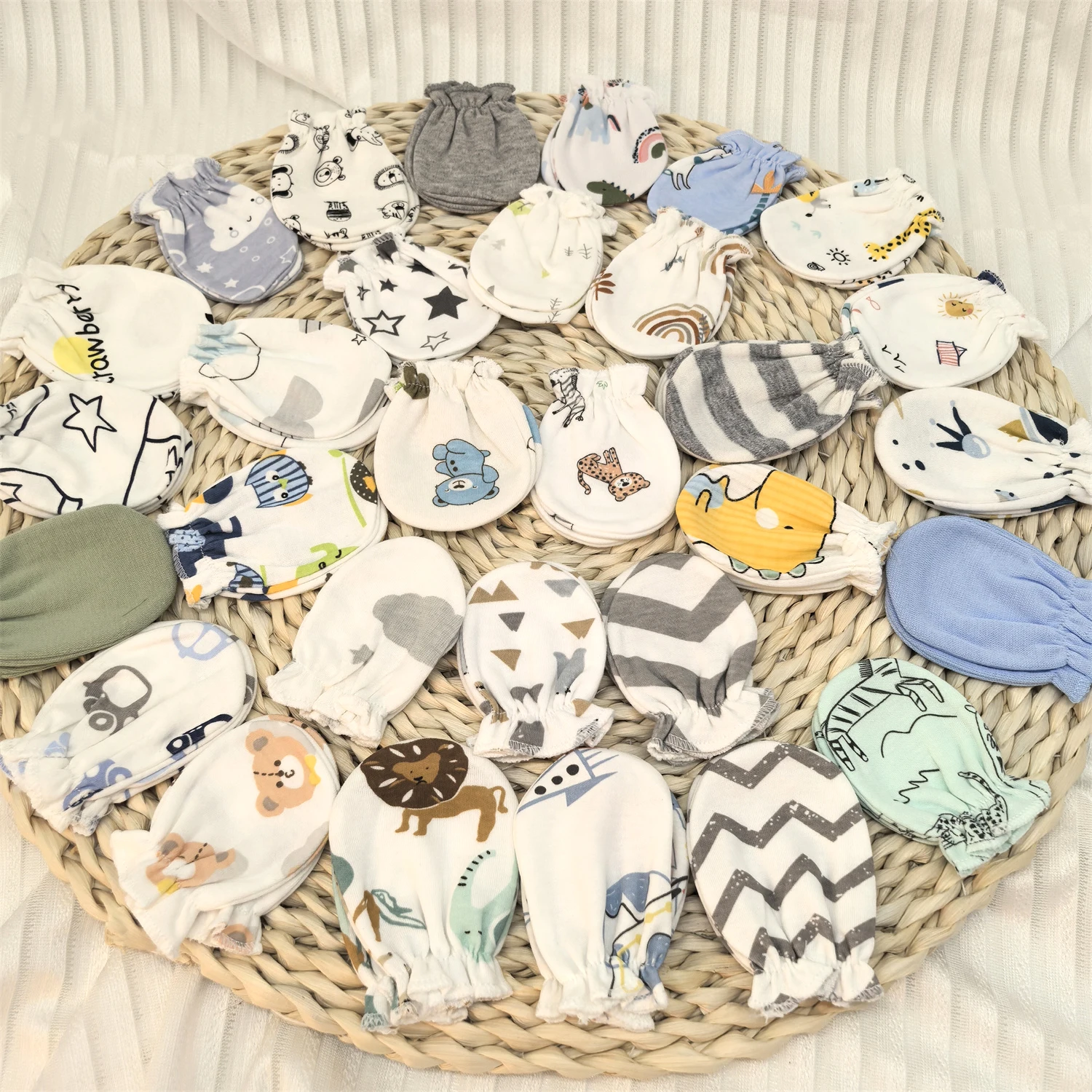 6 Paar Babyhandschuhe in zufälligen Farbkombinationen, hautfreundlich, geeignet für Neugeborene, mit Abdeckungen, geeignet für 0–3 Monate
