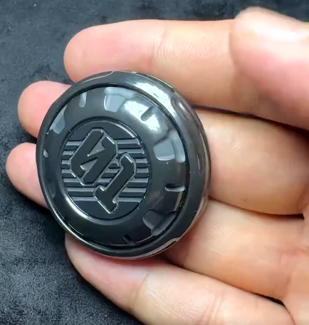 Space-time badge mechanical ratchet coin can be pressed 01edc fingertip gyro metal decompression toy.