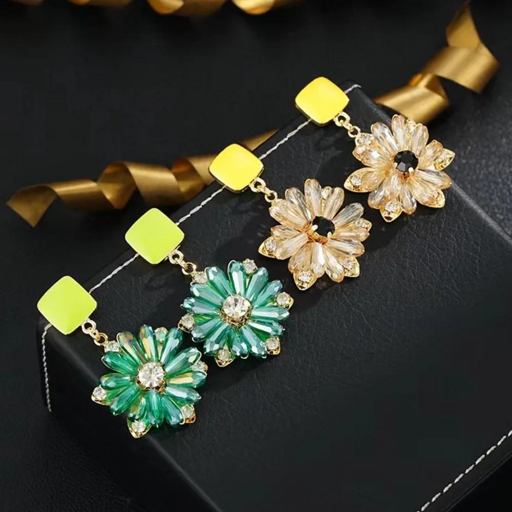 

Flower earrings, fashionable and fresh rural style, green flower pendant, inlaid with artificial crystal luxury women's earrings
