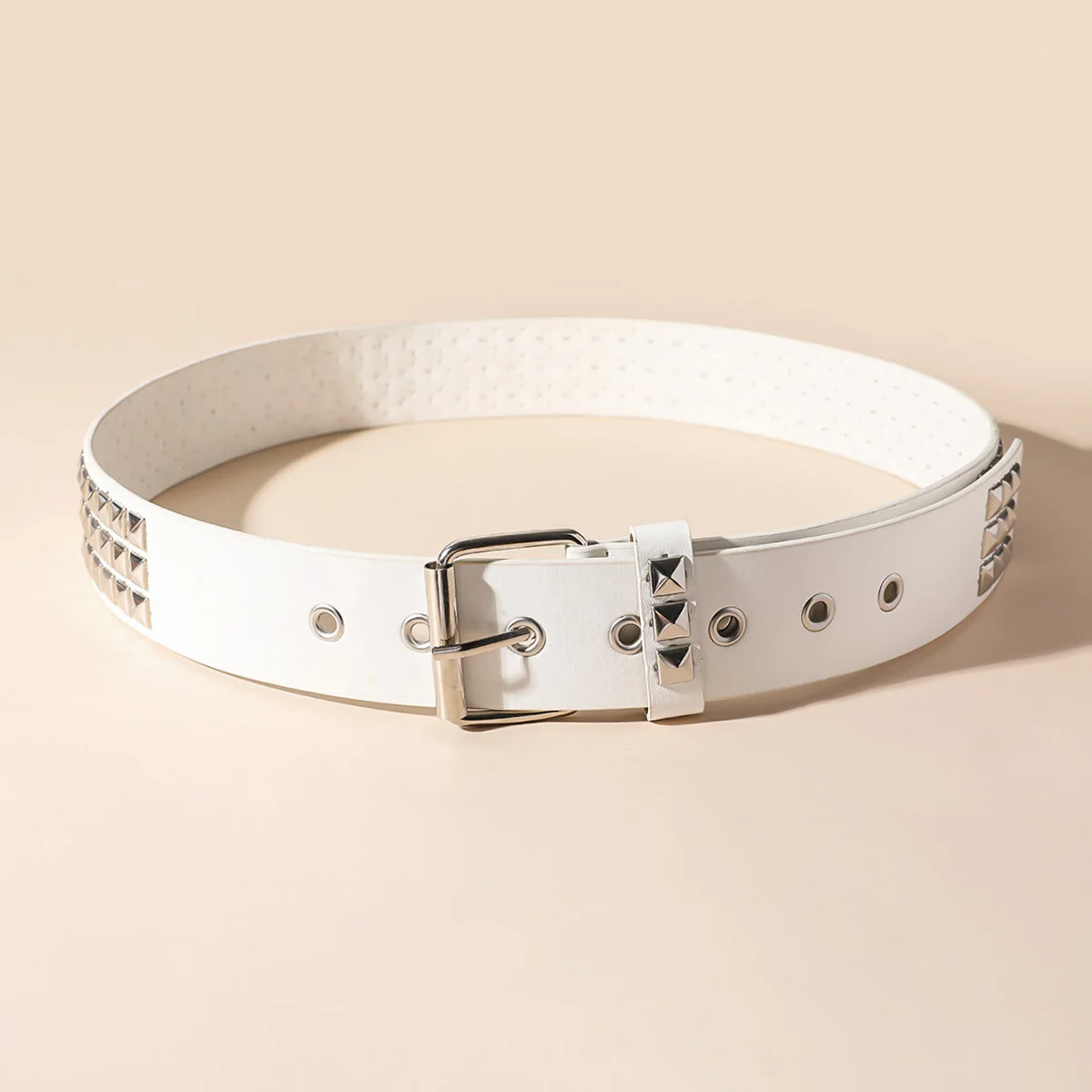 New vintage-style belt with square beads and rivets, metal pyramid-shaped belt. Unisex punk-style belt with five-bull design, su